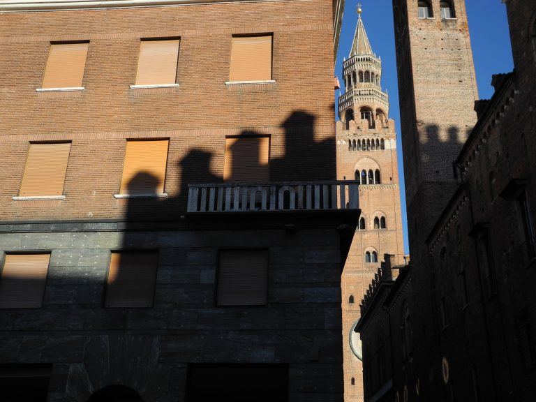 Cremona – shadow of building, Jan.2018 (Lombardia)