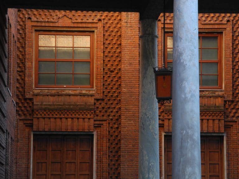 Cremona, Violin Museum – windows, Jan.2018 (Lombardia)