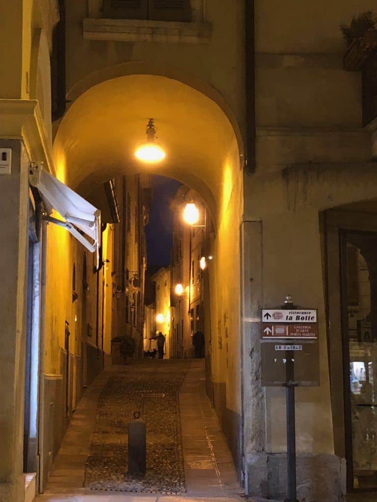 Cremona at night – alleyway, Jan.2018 (Lombardia)
