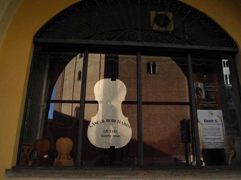 Cremona – shop window, Jan.2018 (Lombardia)