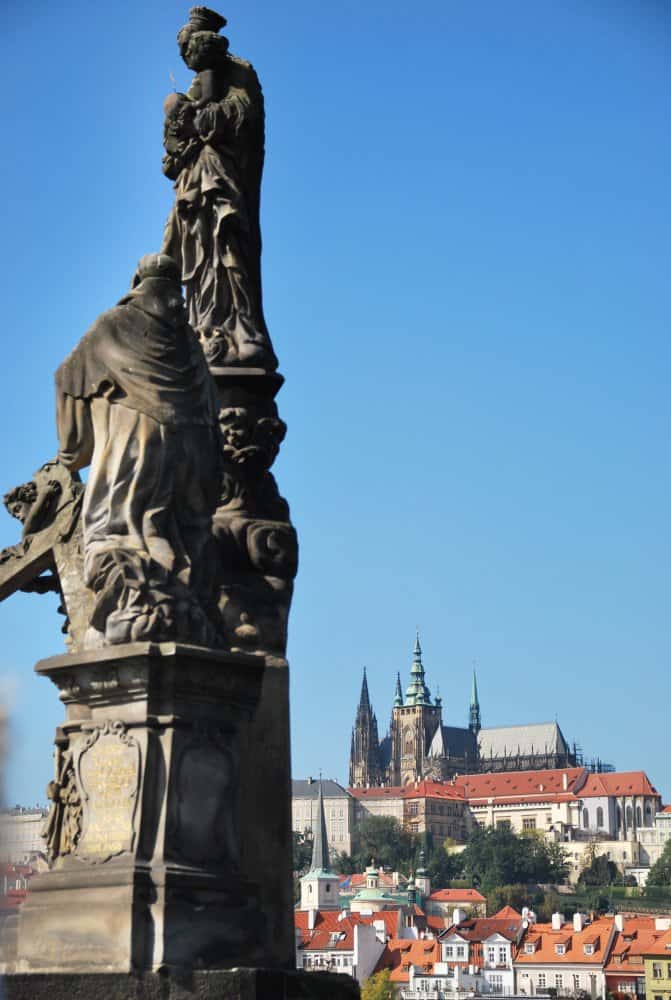 Czech, Prague – statue and castle, Sept.2013 (Praga)