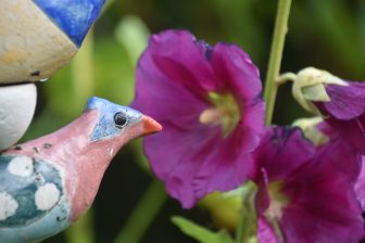 イングランド　デヴォン州　ダートムーア国立公園　モートンハムステッド　花　陶器の鳥