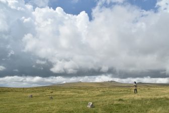 イングランド　デヴォン州　ダートムーア国立公園　メリヴェール　空　雲　野原