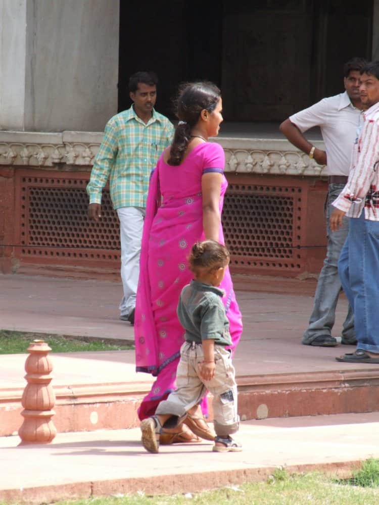 India, Delhi – mother and child, Sept. 2006 (Delhi)