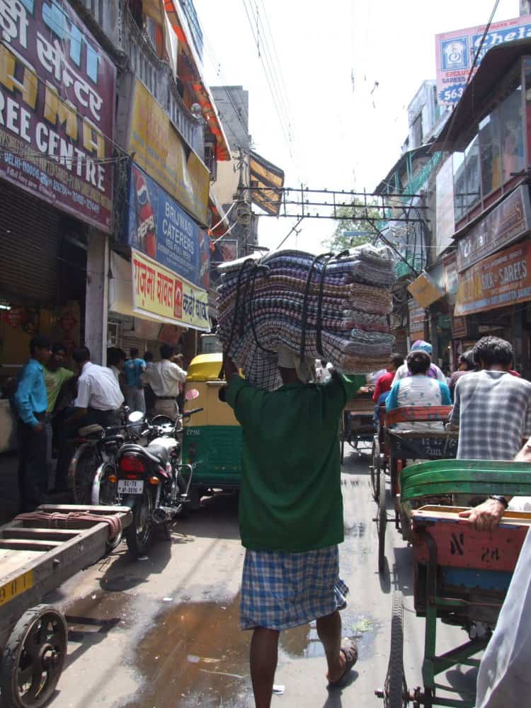 India, Delhi – carry, Sept. 2006 (Delhi)