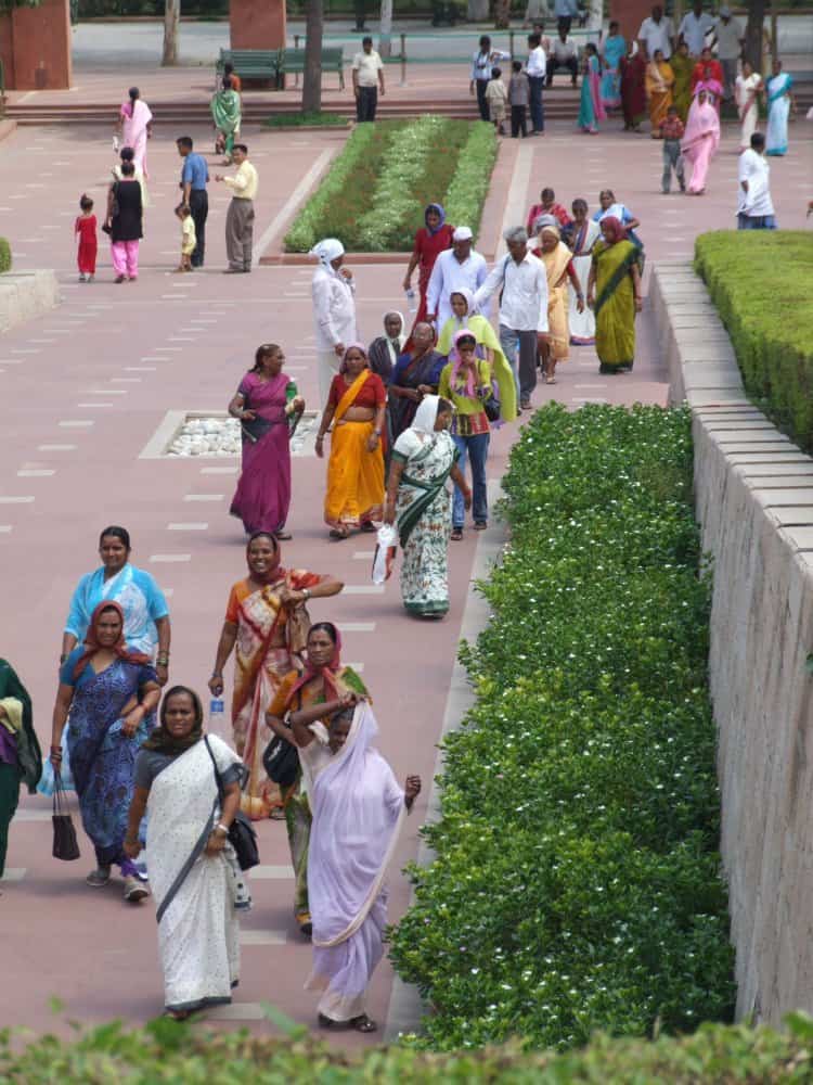 India, Delhi – walking people, Sept. 2006 (Delhi)