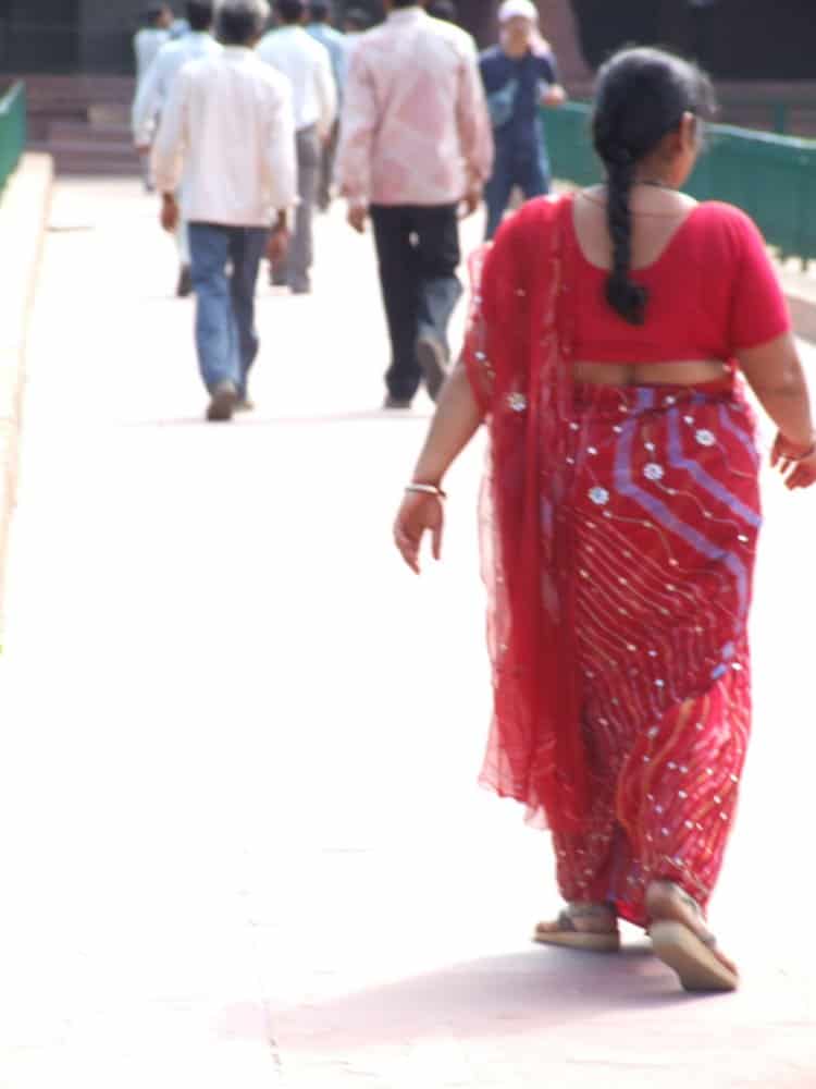 India, Delhi – red sari, Sept. 2006 (Delhi)