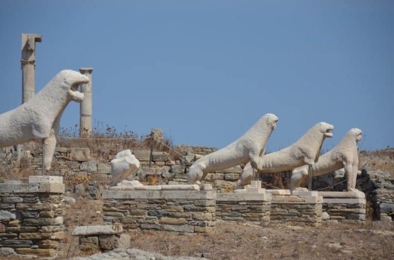 Isla compuesta de ruinas