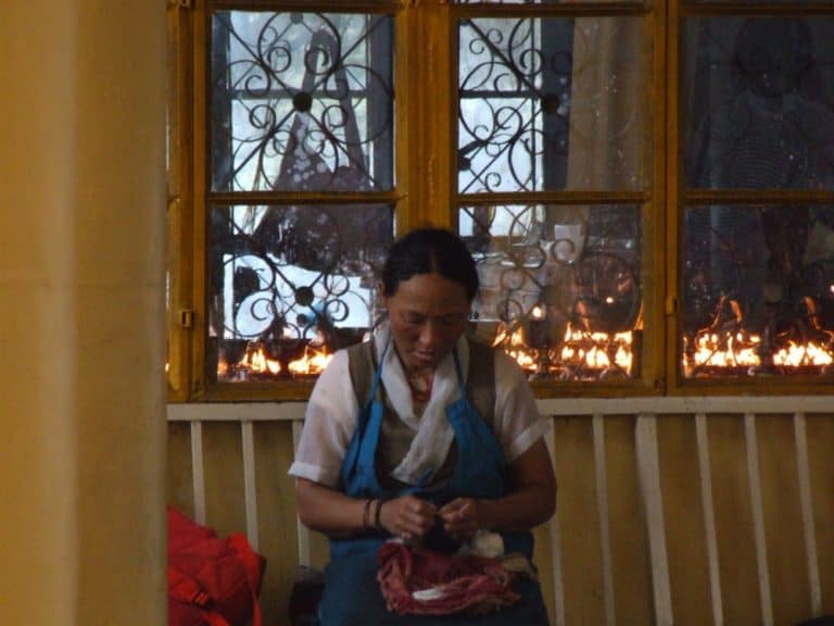 India, Dharamsala – woman and candles, Sept.2006 (Dharamsala)