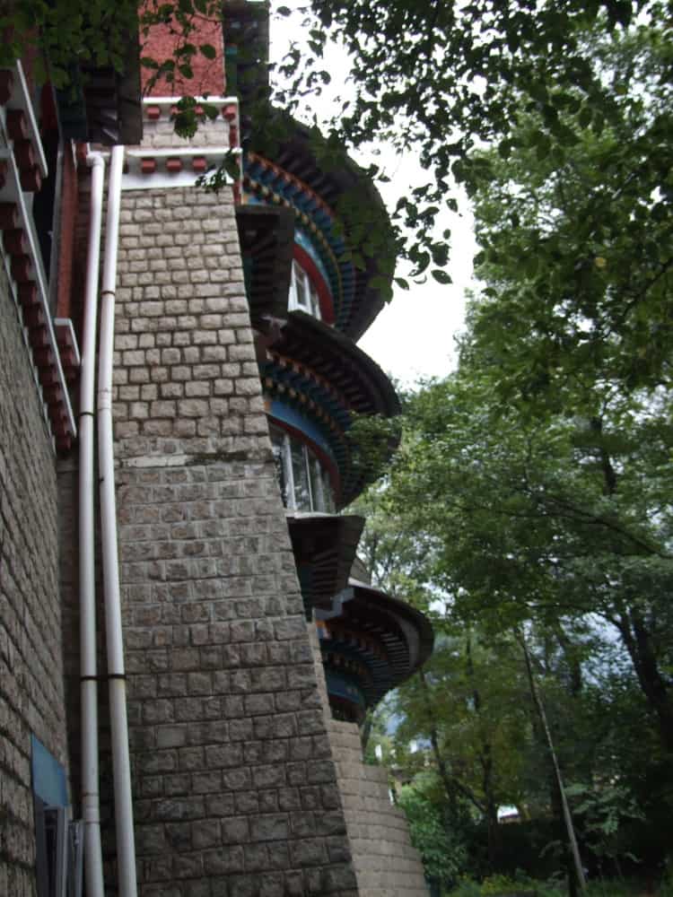 India, Dharamsala – stone walls, Sept.2006 (Dharamsala)