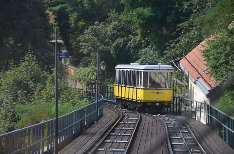 Il ponte, la funivia e la ricca area residenziale