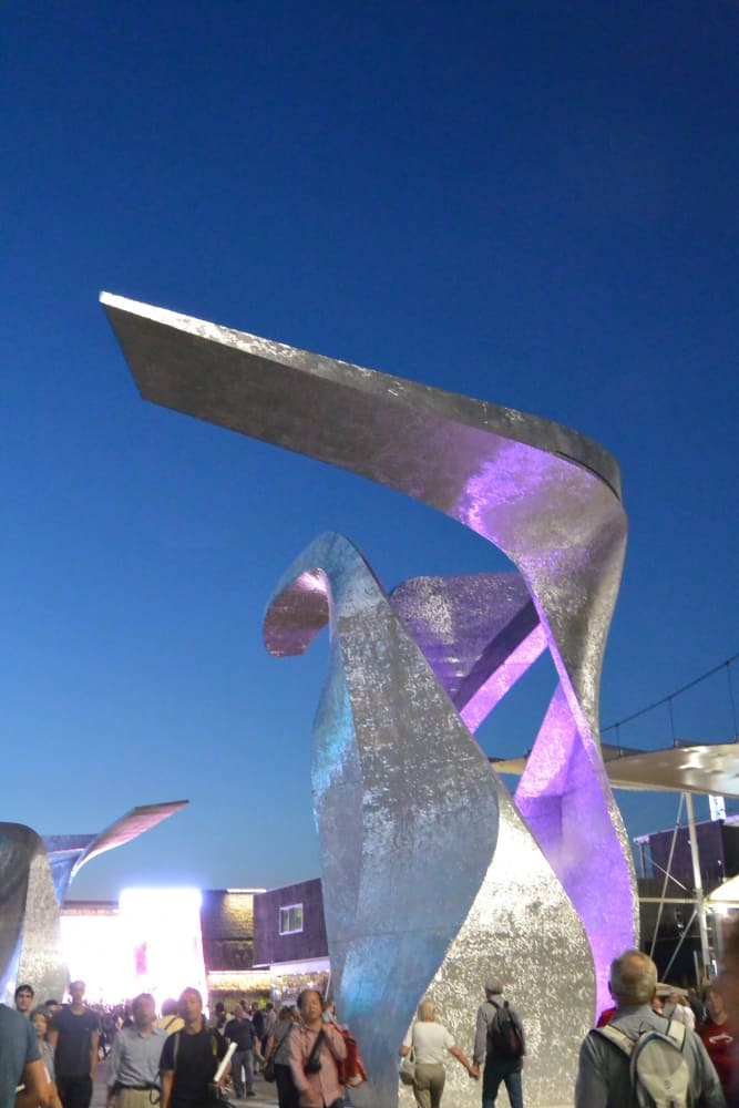 EXPO – people and monument, Sept.2015 (Milán)