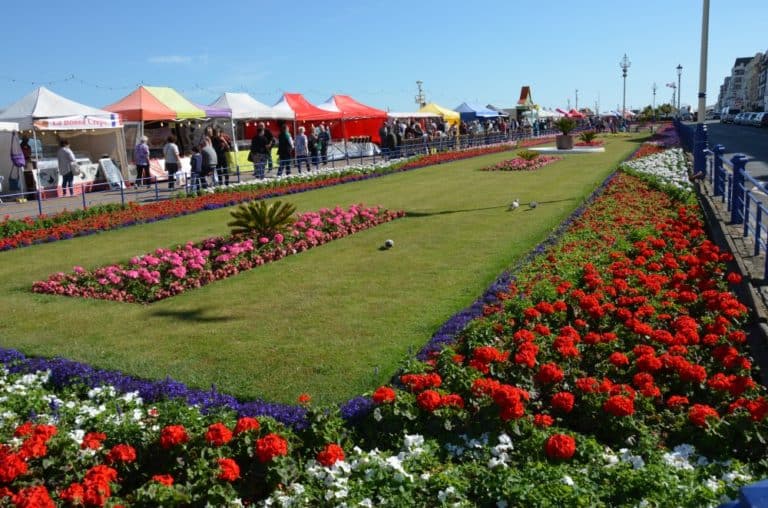 Letto di fiori e guerra a Eastbourne