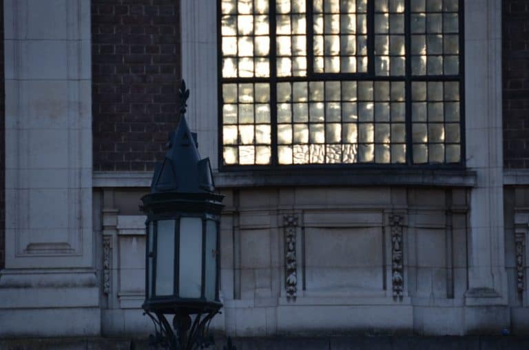 Inghilterra, Eton  – luce nella finestra, mar.2014 (Windsor)