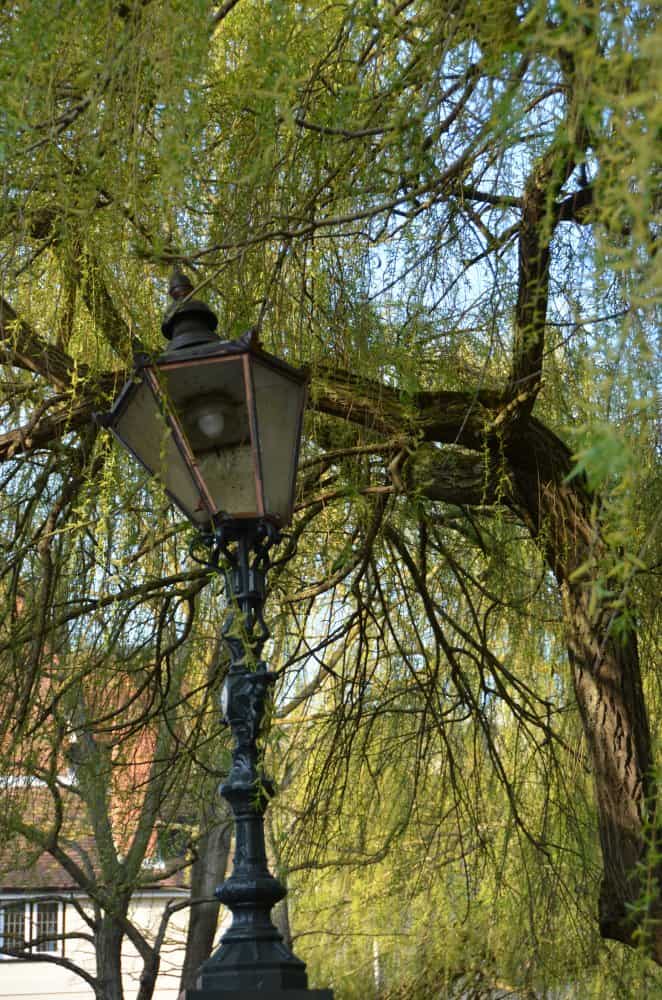 Inghilterra, Eton  – lampione con piastrelle, mar.2014 (Windsor)