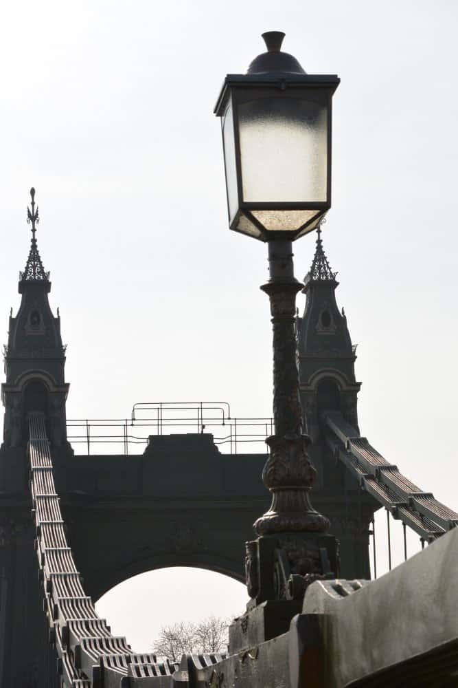 イングランド、ロンドン－橋の上の街灯 2013年3月 (ロンドン)