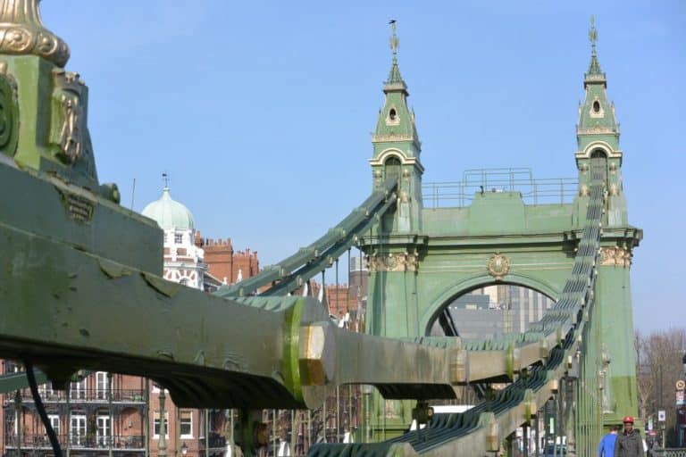 イングランド、ロンドン－ハマースミス橋 2013年3月 (ロンドン)