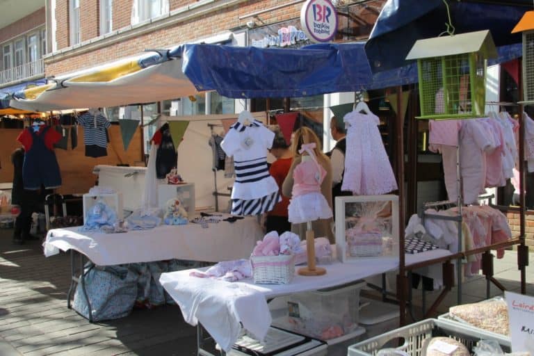 St.Albans – bancarella di vestiti per bambini, Mar.2015