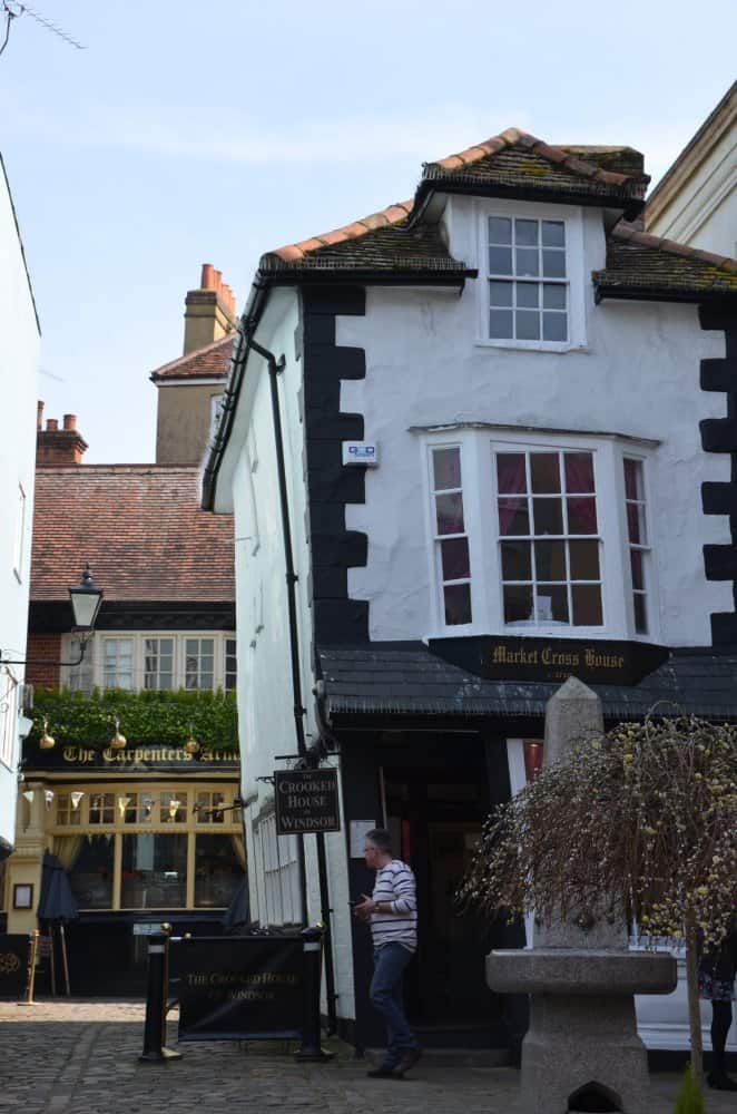 Inghilterra, Windsor  – casa inclinata, mar.2014 (Windsor)