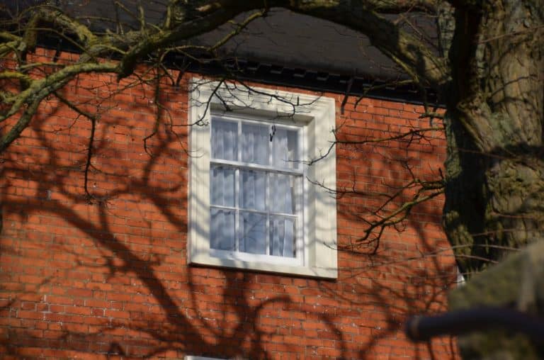 Inghilterra, Windsor  – finestra e ombra, mar.2014 (Windsor)