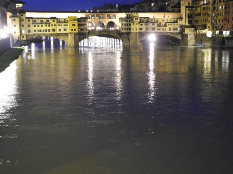 Italy, Florence – bridge at night, Apr. 2013 (Florencia)