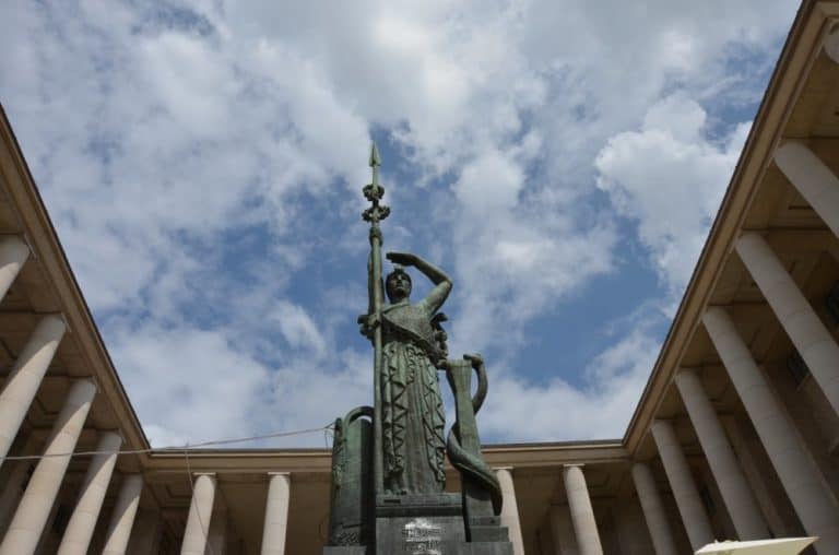 France, Paris – towards sky, June 2013 (París)