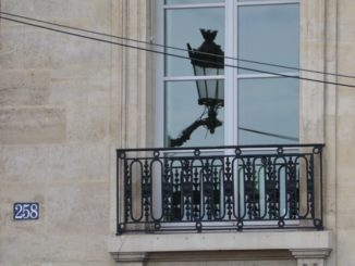 Francia, Parigi – recinzione e panchina, giugno 2013