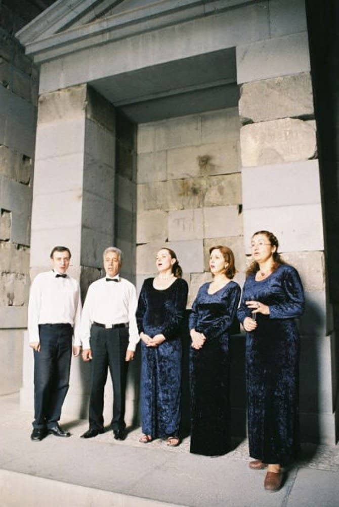 Voces cantantes en el Templo Garni