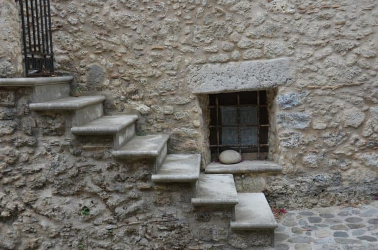 Gerace – stairs and window, July 2015 (Calabria)