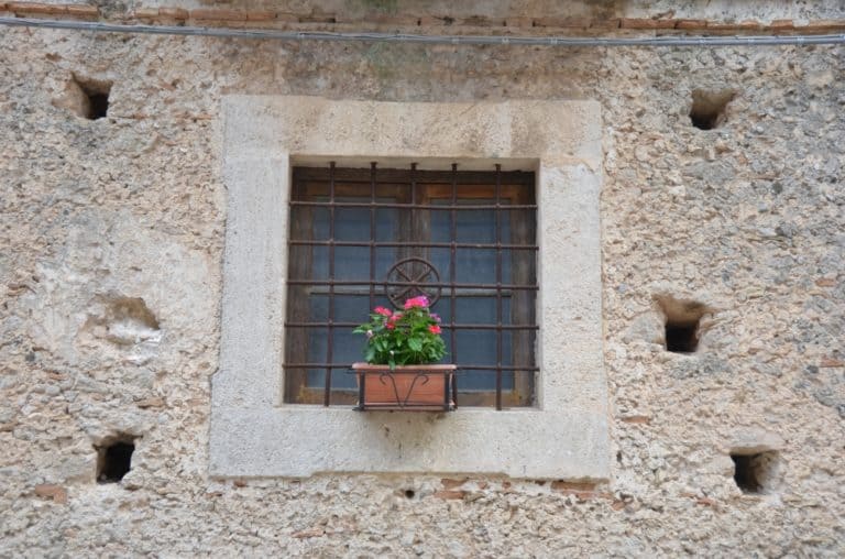 Gerace – window with flowerpot, July 2015 (Calabria)