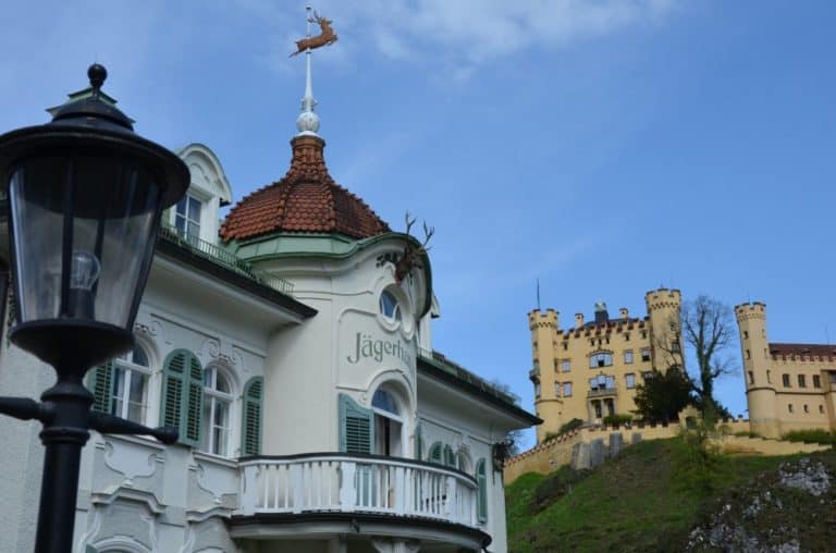 Germania, Fussen – lampione, casa e castello, maggio 2013