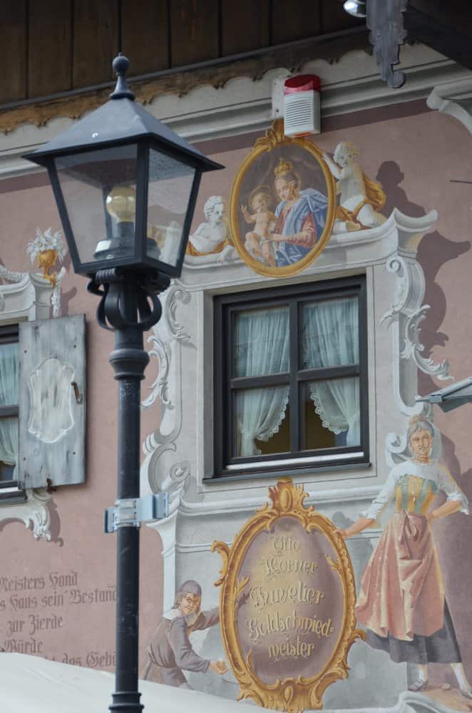 Germania, Oberammergau – lampione e finestra, maggio 2013