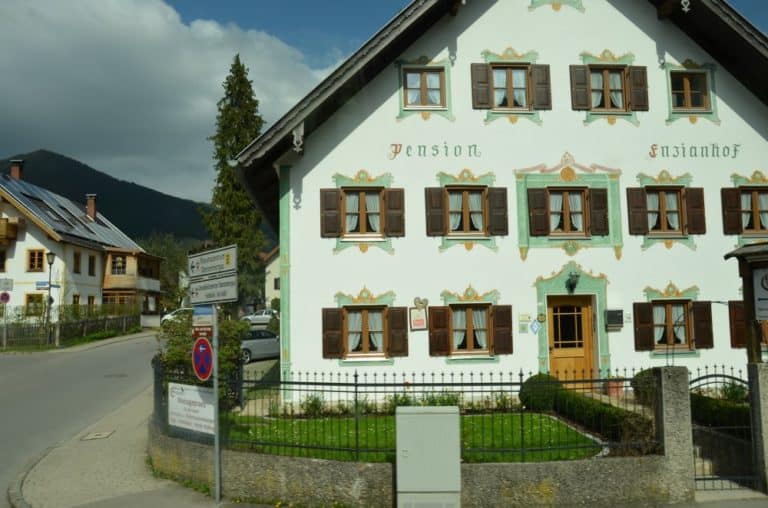 Germania, Oberammergau – casa con molte finestre, maggio 2013