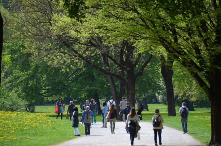 ドイツ、ミュンヘン－公園の人々 2013年5月 (ミュンヘン)