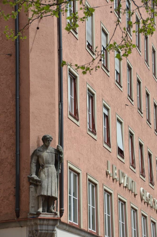 Germania, Monaco – statua all’angolo, maggio 2013 (Monaco di Baviera)