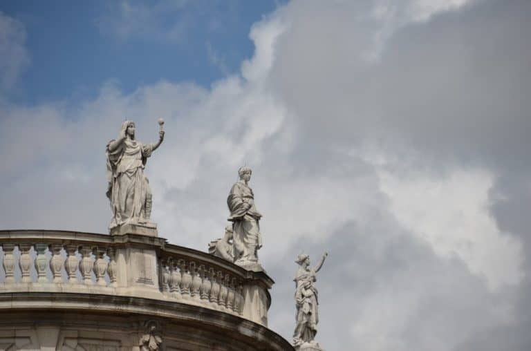 Germania, Monaco – statue in cima, maggio 2013 (Monaco di Baviera)