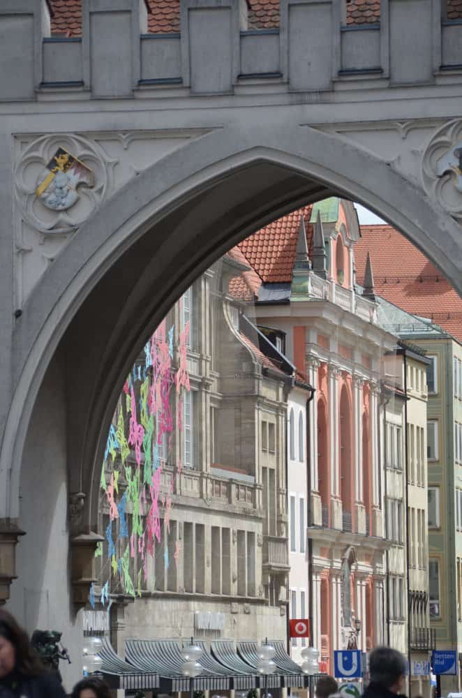 Germania, Monaco – case oltre la porta, maggio 2013 (Monaco di Baviera)