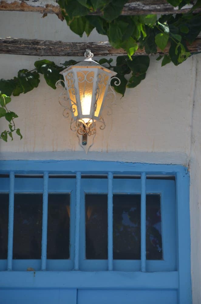 Grecia, Mykonos – lampada sulla porta, settembre 2013 (Mykonos)
