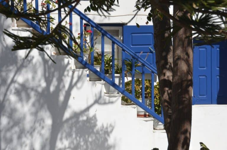 Grecia, Mykonos – scale e ombra dell’albero, settembre 2013 (Mykonos)