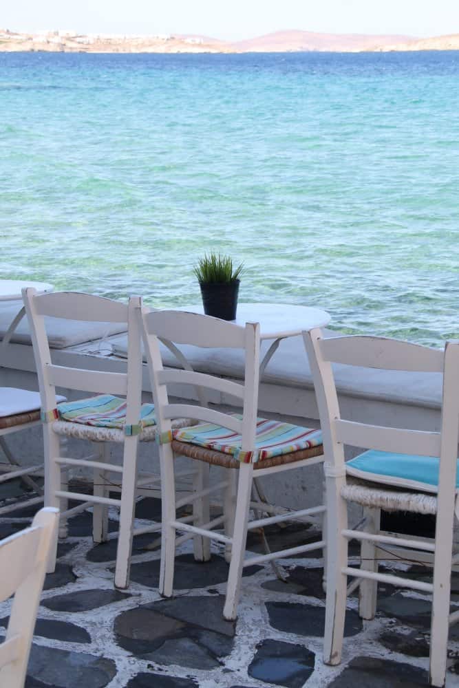 Grecia, Mykonos – sedie sul mare, settembre 2013 (Mykonos)