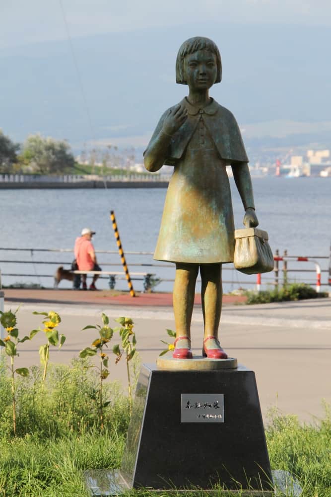 Giappone, Hakodate – statua di una ragazza, set. 2014 (Hakodate)