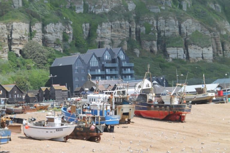 spiaggia – barche e promontorio, Giugno 2015 (Hastings)