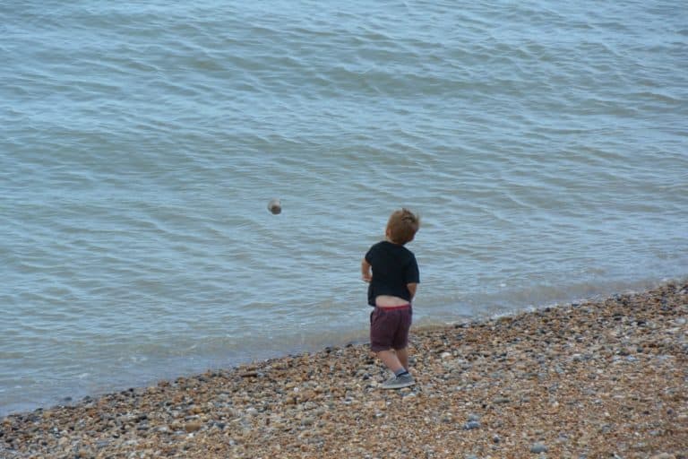 spiaggia – lanciando un sasso, Giugno 2015 (Hastings)