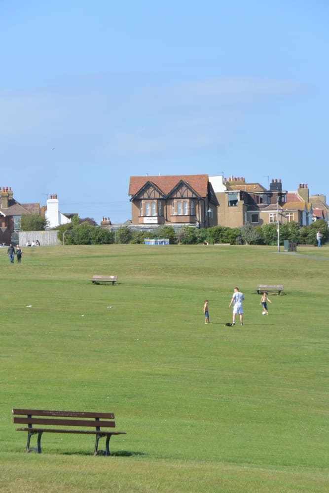 città vecchia – panchina e campo, Giugno 2015 (Hastings)