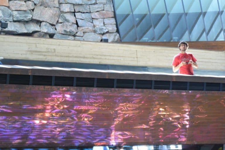 Temppeliaukio – uomo in rosso, Agosto 2015 (Helsinki)