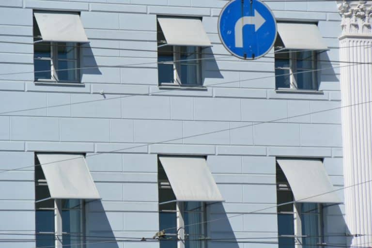 città – finestre e cartello, Agosto 2015 (Helsinki)