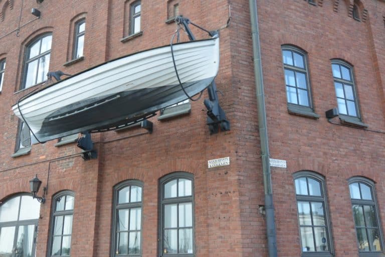 città – edificio con barca, Agosto 2015 (Helsinki)