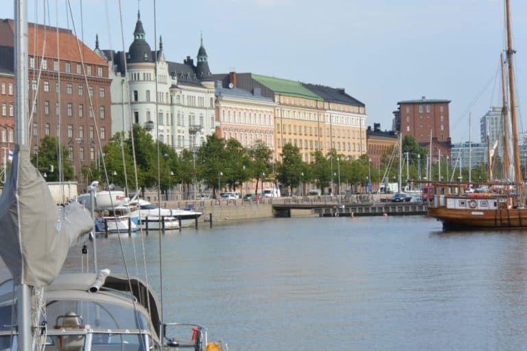 città – edifici di fronte all’acqua, Agosto 2015 (Helsinki)