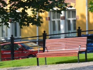 town – long benches, Aug.2015