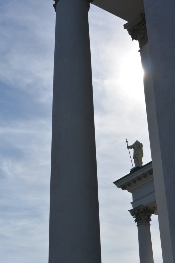 Tuomiokirkko – statue and light, Aug.2015 (Helsinki)